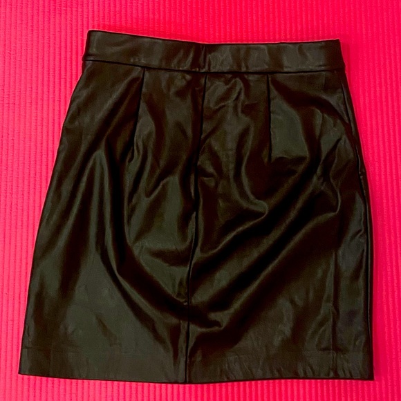 Black faux leather above the knee Small skirt by Dynamite - Picture 4 of 6